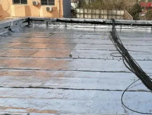 陈仓卫生间漏水维修公司分享下陈仓屋面楼顶防水刚性防水层施工要点。
